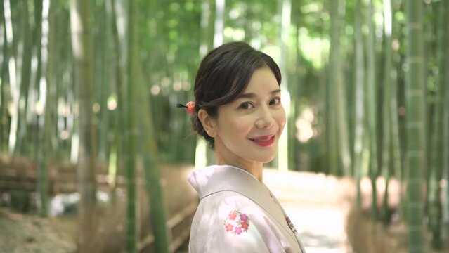 竹林で微笑む着物を着た美しい日本人女性