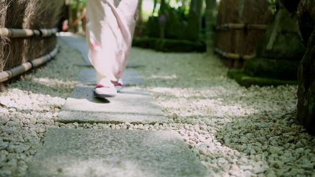 石畳を歩く着物を着た女性足元　スローモーション