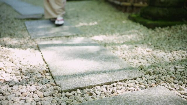 石畳を歩く着物を着た女性足元　スローモーション