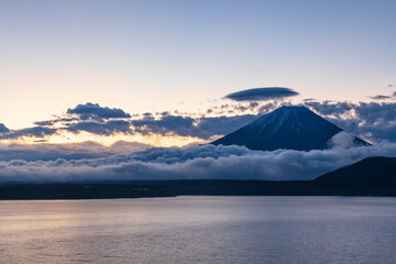 富士山と笠雲　山梨県本栖湖にて