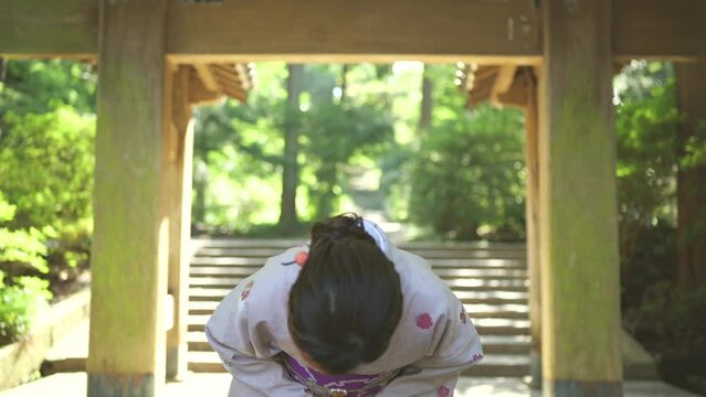 お辞儀をする着物を着た女性