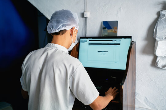 Employee registering an order