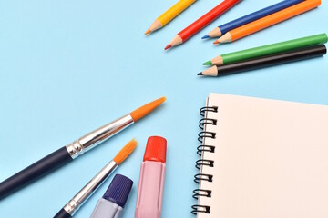 絵の具と色鉛筆