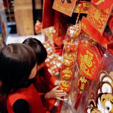 picks decorations for New Year