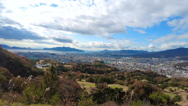 鈴が峰の西峰から見える広島市と廿日市市の風景と瀬戸内海に浮かぶ宮島などの島々  4K  パンショット  2022年12月