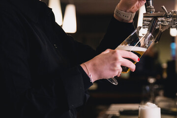 Frisches Bier am Tresen zapfen