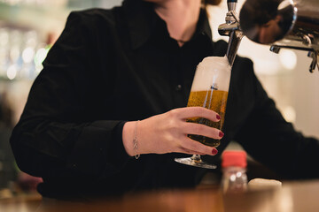 Frisches Bier am Tresen zapfen