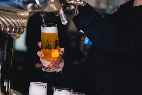 Frisches Bier am Tresen zapfen
