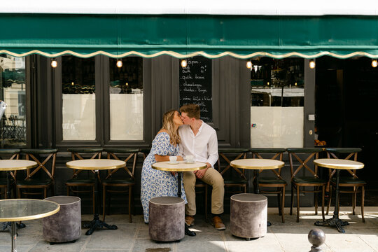 couple having coffee in Paris