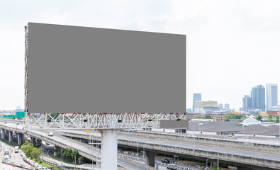 Obraz premium Outdoor pole billboard with mock up gray screen with expressway background. clipping path