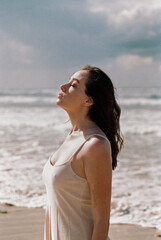 Obraz premium Portrait of a woman at the seaside