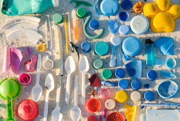 Obraz premium Plastic litter found during a beach cleanup