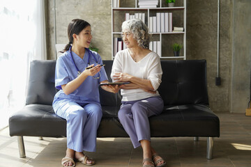 Obraz premium consulting female patient about pills and discussing health treatment sitting in the office at the desk. Medicine and health care concept. Doctor prescribing medicine to patient in the office.