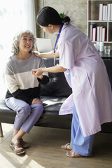 Obraz premium consulting female patient about pills and discussing health treatment sitting in the office at the desk. Medicine and health care concept. Doctor prescribing medicine to patient in the office.