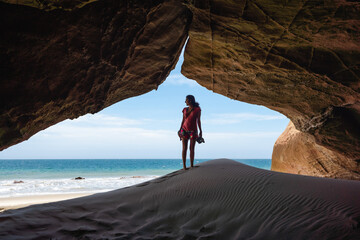 Obraz premium travel woman exploring nature at the beach