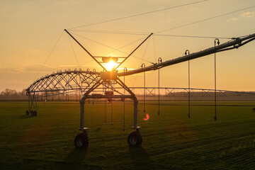 Agricoltura irrigazione tubi campo Pianura Padana