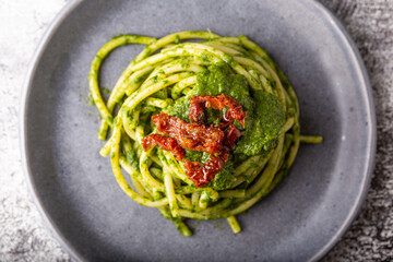 Gragnano spaghetti with homemade rocket pesto and dried tomatoes. Dish suitable for adults and children, healthy and tasty.