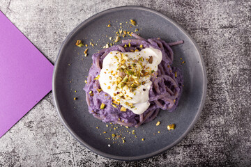 spaghetti with cream of purple cabbage and cheese.