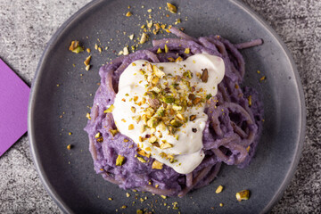 spaghetti with cream of purple cabbage and cheese.