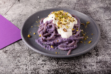 spaghetti with cream of purple cabbage and cheese.