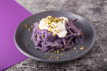 spaghetti with cream of purple cabbage and cheese.