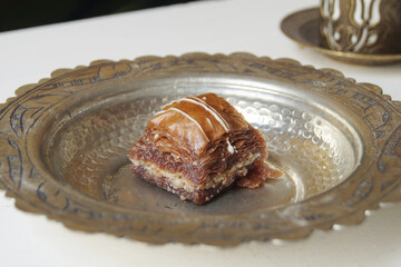 Baklava is a cake made with a paste of pistachios or crushed walnuts, distributed in a phyllo dough and bathed in syrup or honey syrup.