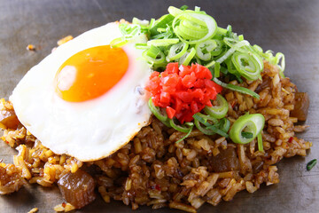 そば飯　目玉焼き