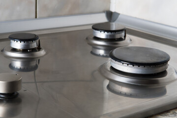 Obraz premium burning gas in a gas stove, close-up of the burner, gas crisis, high gas bills