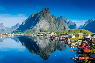 Papier Peint Lavable Reinefjorden Perfect reflection of the Reine village on the water of the fjord in the Lofoten Islands,  Norway