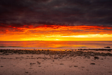 Fototapeta na wymiar Midnight sun on the horizon of the Norwegian Sea, sunset in the Lofoten Islands, Norway
