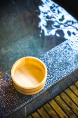 Obraz na płótnie Canvas 日本の温泉　露天風呂　風呂桶主体のイメージ