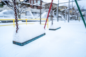 雪の日のブランコ　寒い冬の日のイメージ