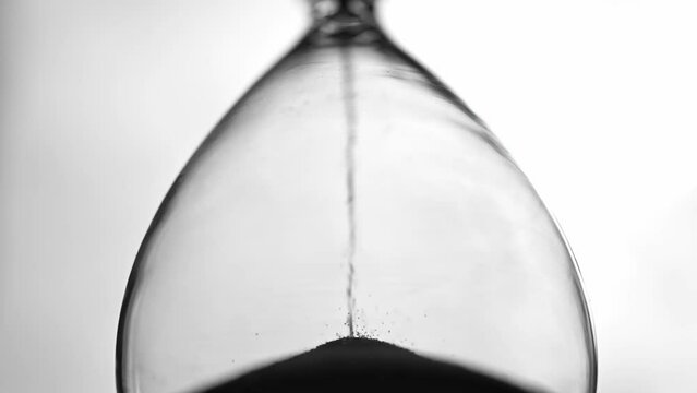 Nutzung der eigenen Lebenszeit symbolisch dargestellt mit einer ablaufenden Sanduhr