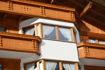 Typische Front mit Balkon und Erker eines mittleren tiroler Beherbergungsbetriebs in alpiner...
