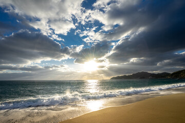 夕暮れの時間帯のビーチ