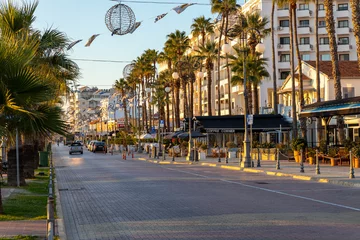 Crédence de cuisine en verre imprimé Chypre Larnaka Sunrise at Popular Finikoudes Promenade in Larnaca, Cyprus.