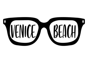 Destino de vacaciones. Silueta aislada de gafas de sol con palabra Venice Beach en texto manuscrito - obrazy, fototapety, plakaty