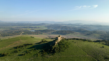 vista aérea del antiguo castillo de torrestrella en el municipio de Medina Sidonia, España