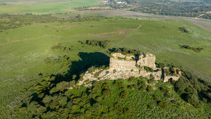vista aérea del antiguo castillo de torrestrella en el municipio de Medina Sidonia, España