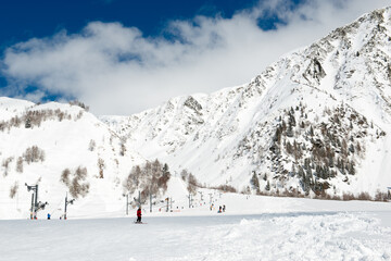 Fototapeta na wymiar ski resort in the mountains with skiers