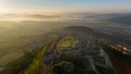 amanecer en las ruinas del castillo de Medina Sidonia en la provincia de Cádiz, España