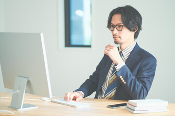 Fototapeta premium リモートワークをする男性