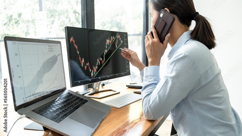 Poster Businesswoman investor having planning a new project and analyzing graph data with display screen the data presented and deal on a stock exchange