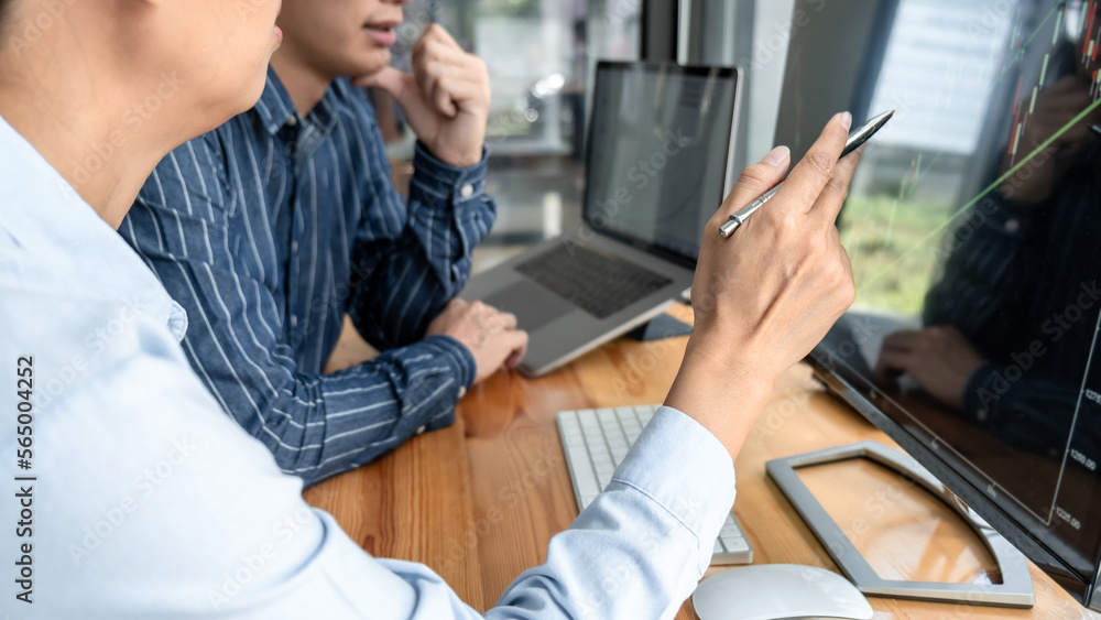 Poster Business trader team checking stock market online analyzing graph data on laptop screen to brainstorming about trading online while working together in office