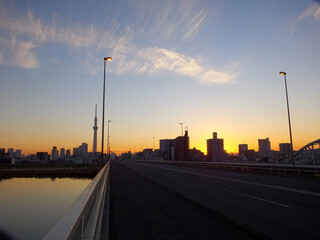 スカイツリーの見える街並み　夕焼け　橋