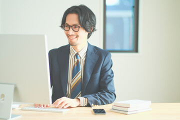 リモートワークをする男性