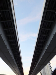 まっすぐ走る高速道路　空と道路