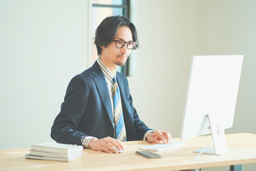 リモートワークをする男性