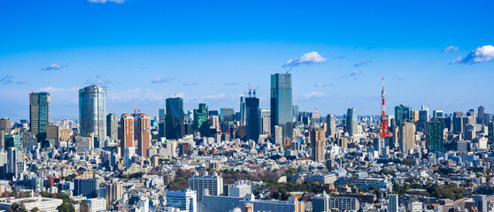 東京　青空と都市風景　ワイド