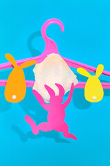 Obraz premium The rabbit is hanging from a cabbage on a clothes hanger. Easter Concept